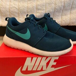 Nike Roshe Sneakers 🩵